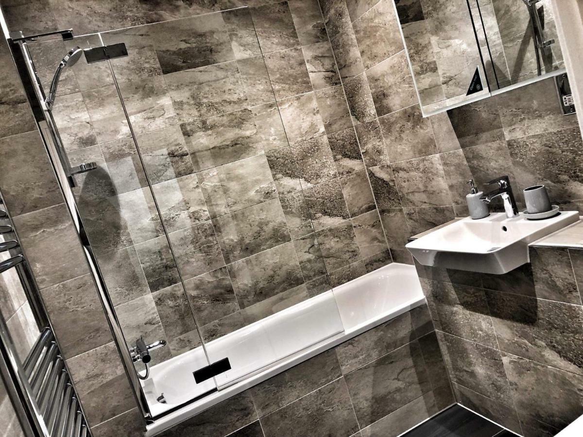 Luxury 2 Bed 2 Bath Apartment 18 Mins From Central London - Sleeps 6 Watford  Esterno foto